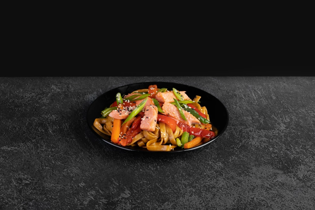 Wok c лососем
