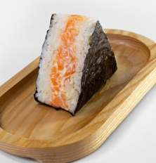 Онигири с мурманской семгой (лососем)