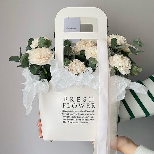 Сумочка с диантусами и ароматным эвкалиптом 