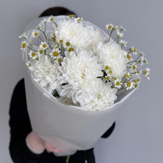 Букет белая кустовая хризантема и кустовая ромашка (танацетум)