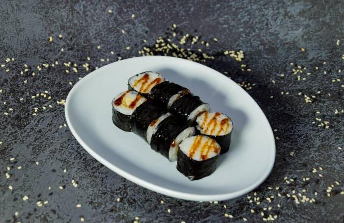 Маки с морским окунем