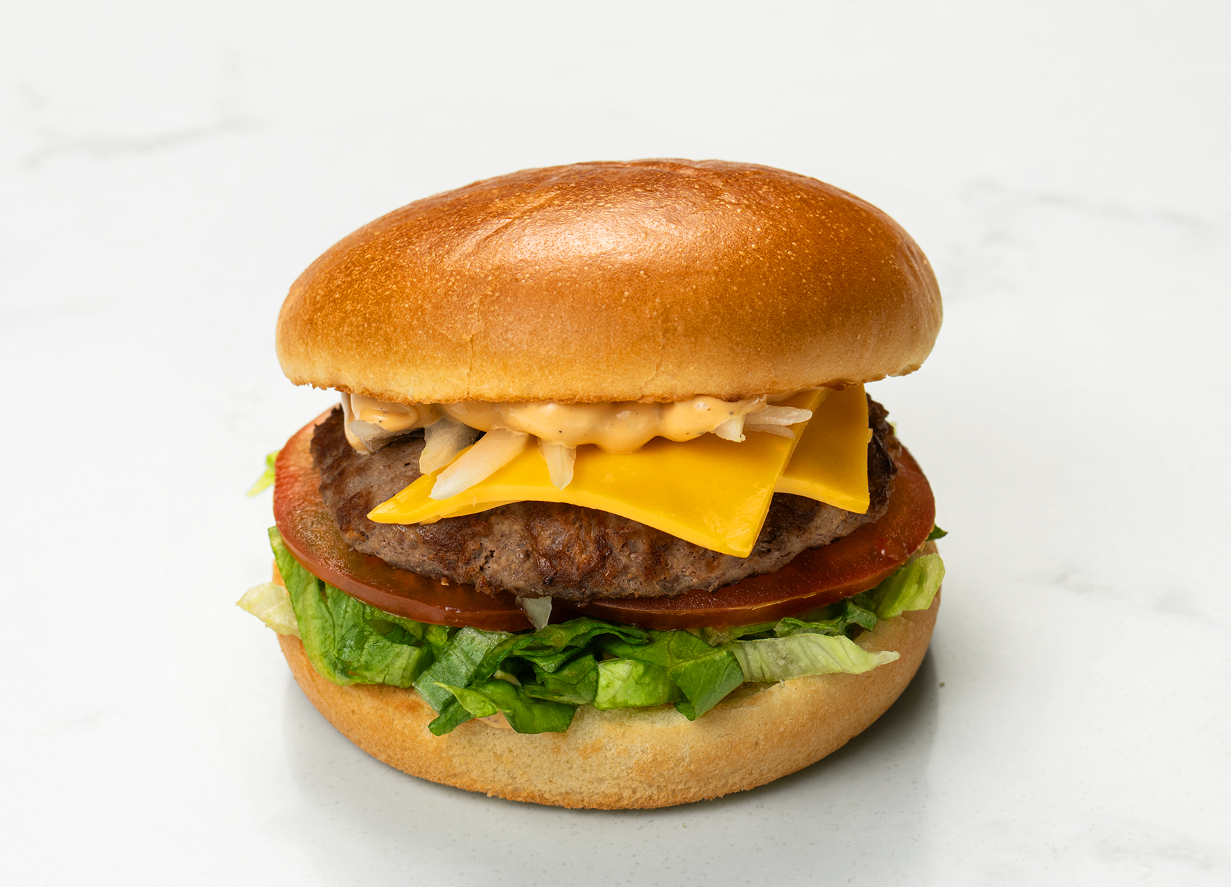 Сочный бургер гриль с говяжьей котлетой