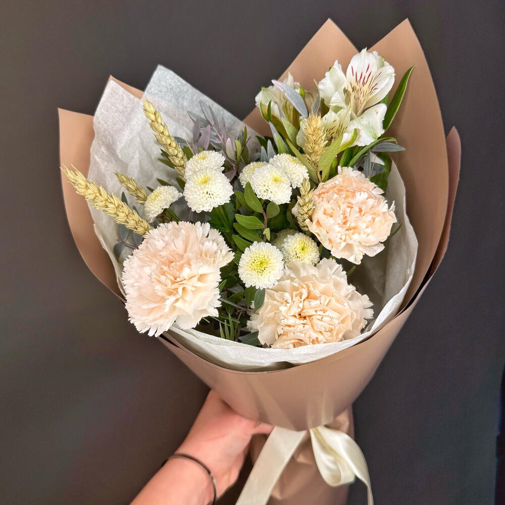 Стойкий букет в пудровых оттенках