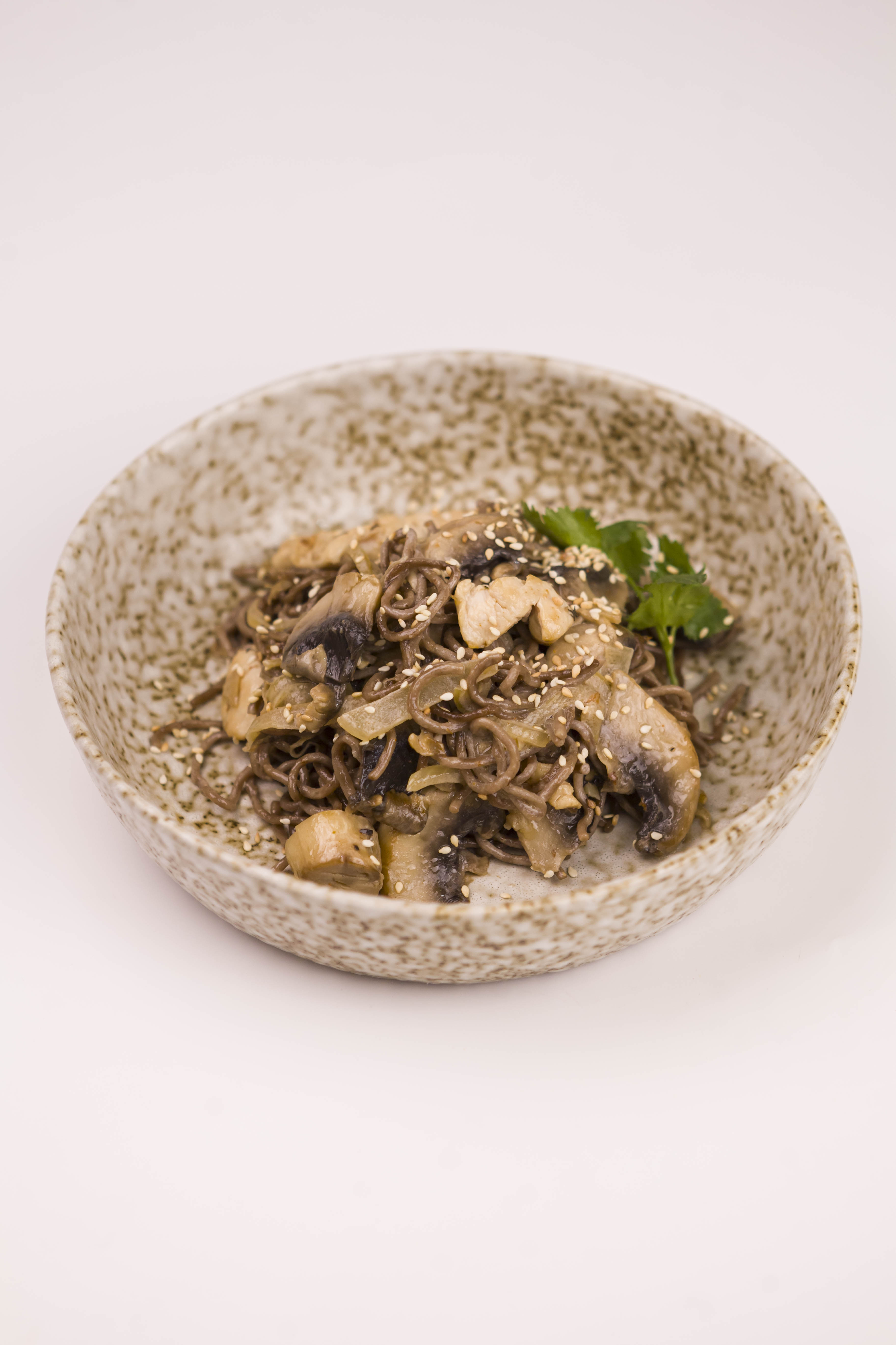 Вок лапша соба со слив. с курицей и овощами