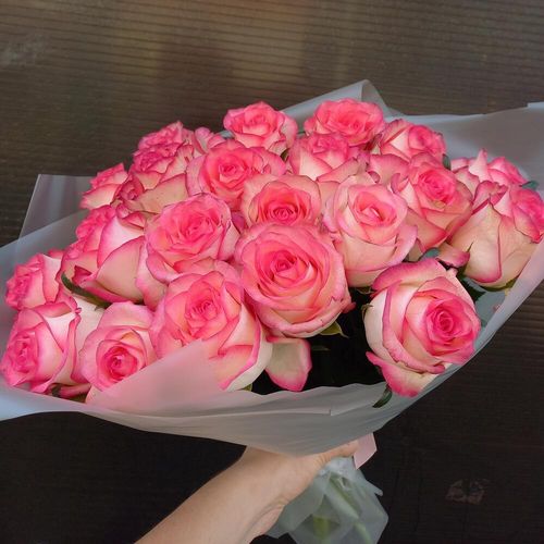 Свежий букет премиальных крупных роз