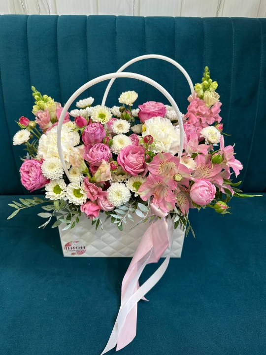 Нежня сумочка с розами и антирринумами