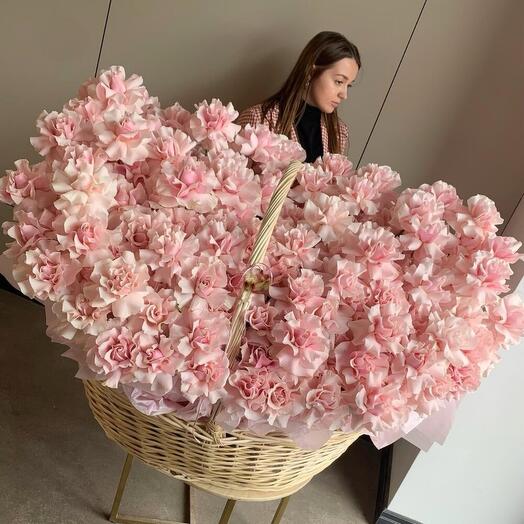 Корзина с цветами вывернутые розы 