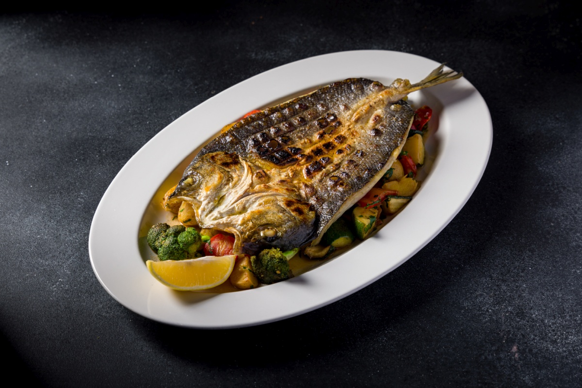 Сибас батерфляй с овощами по домашнему