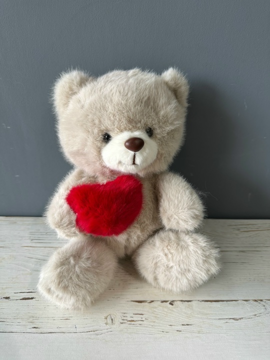 Милый плюшевый мишка с сердечком