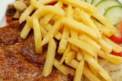 Бефстроганов с карт. фри и сол. огурцами