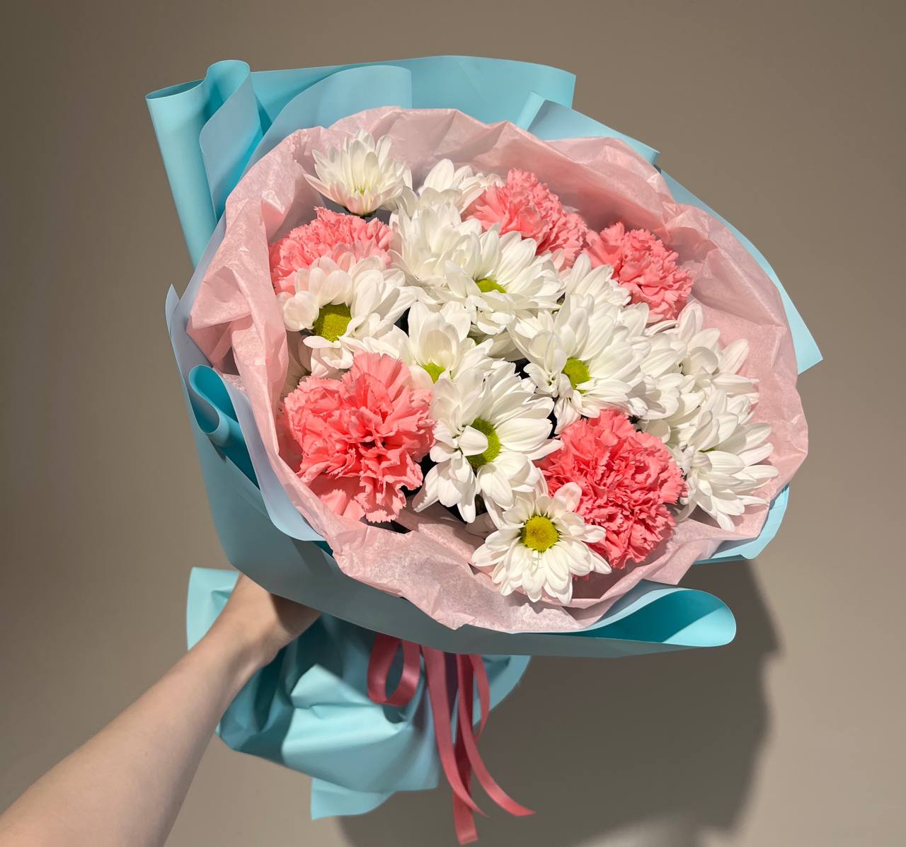 Букет с хризантемой и диантусами