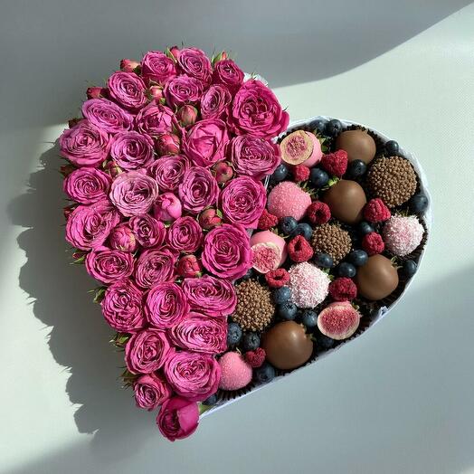 Клубника в шоколаде и пионовидная роза 