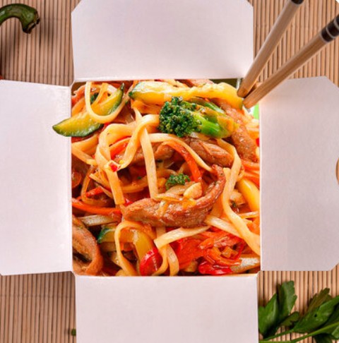 Wok по-гавайски с говядиной и лапшой удон