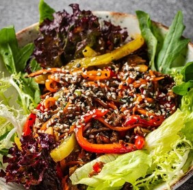 Теплый салат с говядиной и соусом терияки