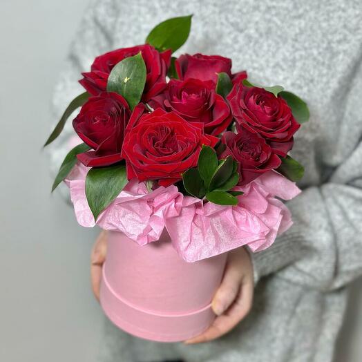 Красные розы в коробке с рускусом