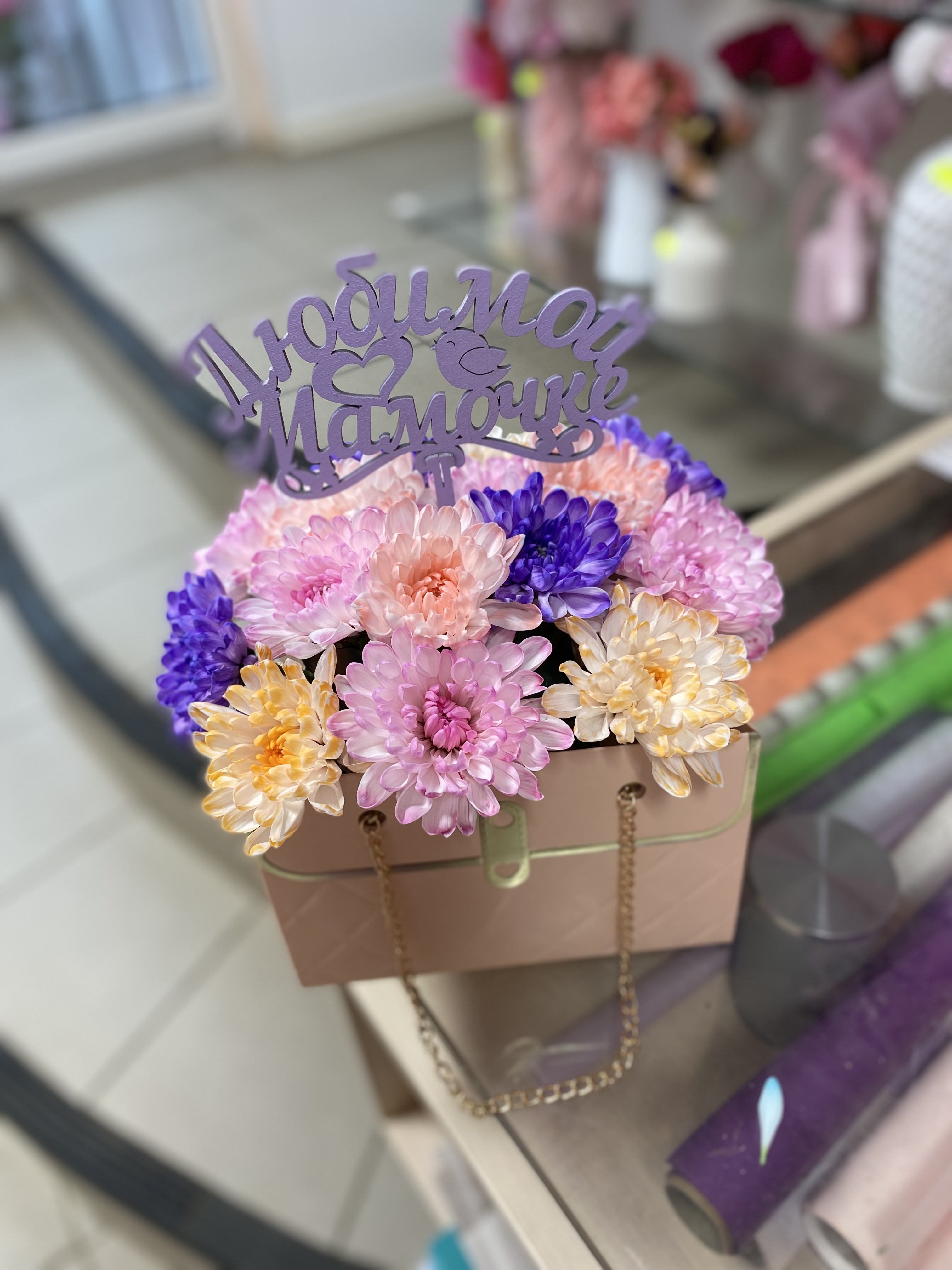 Цветы в сумке маме 