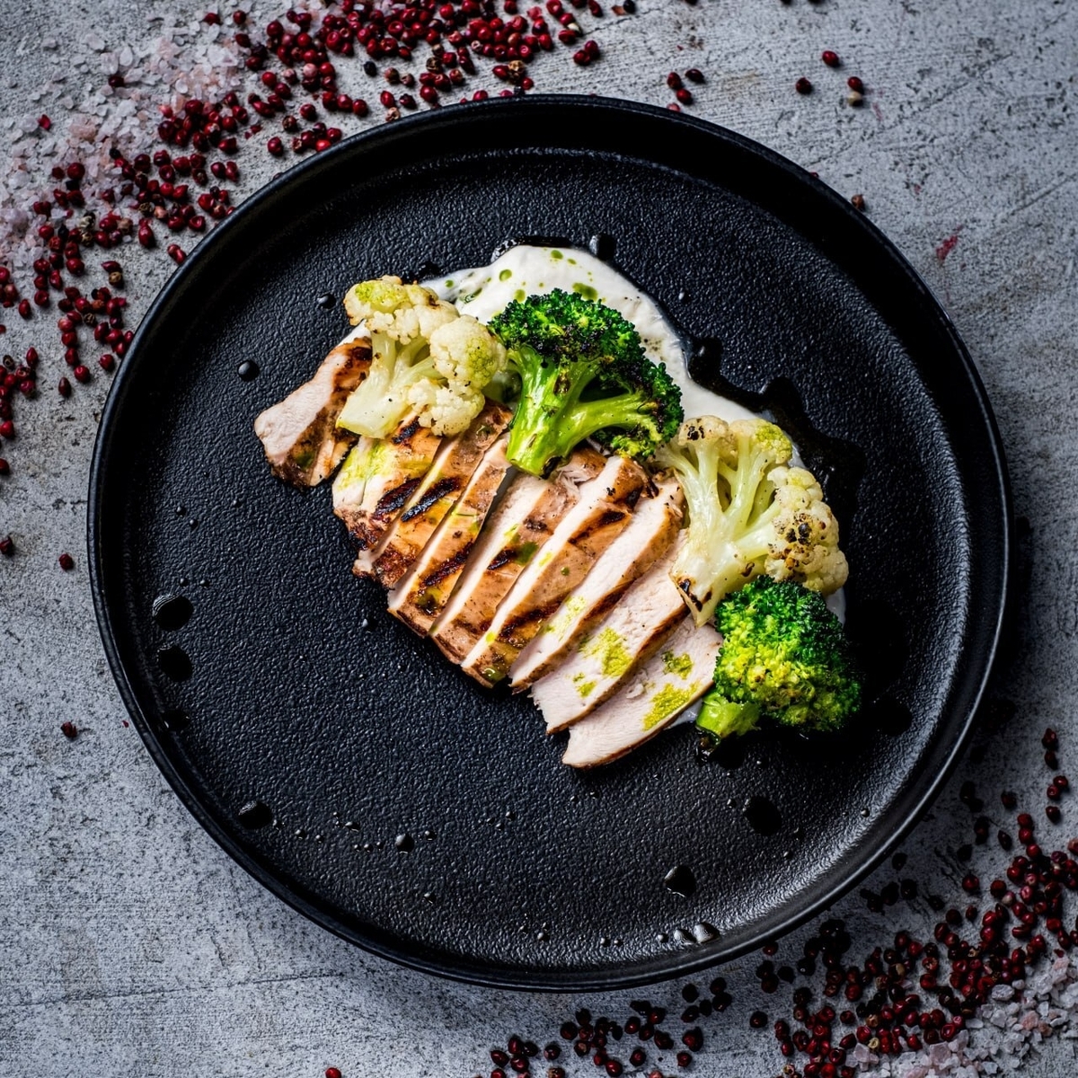 *Куриное филе с соусом из цветной капусты и пармезана