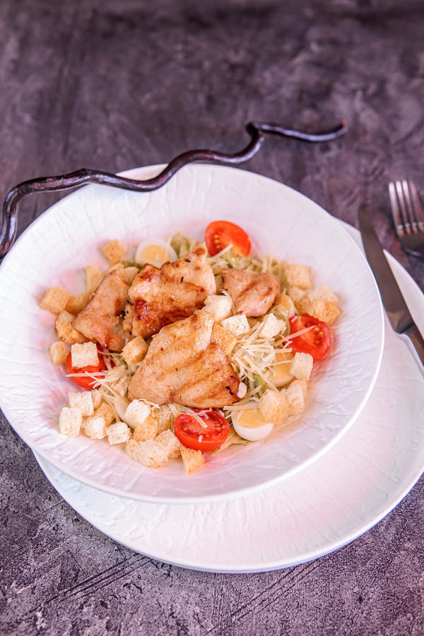 Салат Цезарь с нежной куриной грудкой