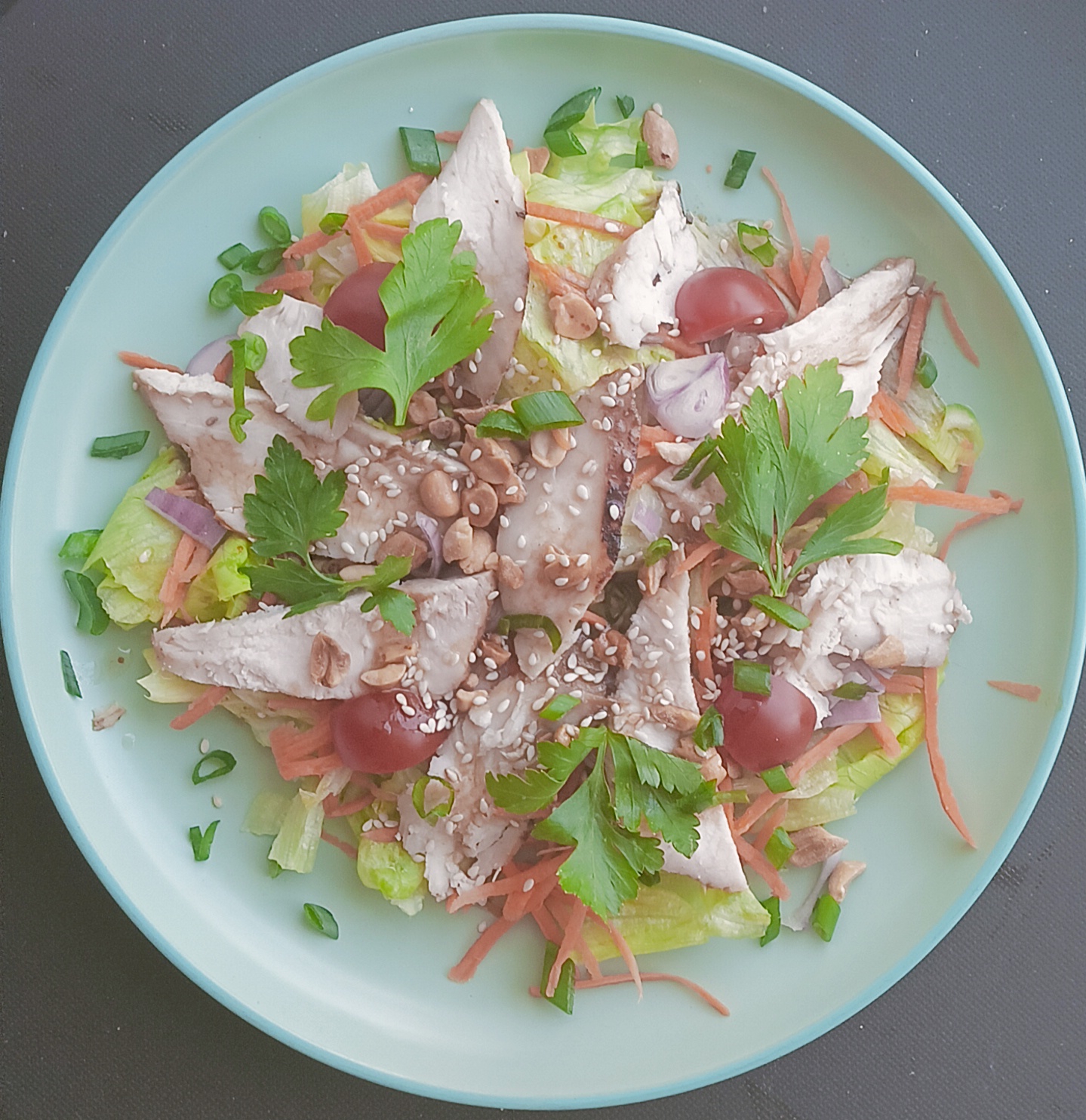 Салат с запеченной курочкой.