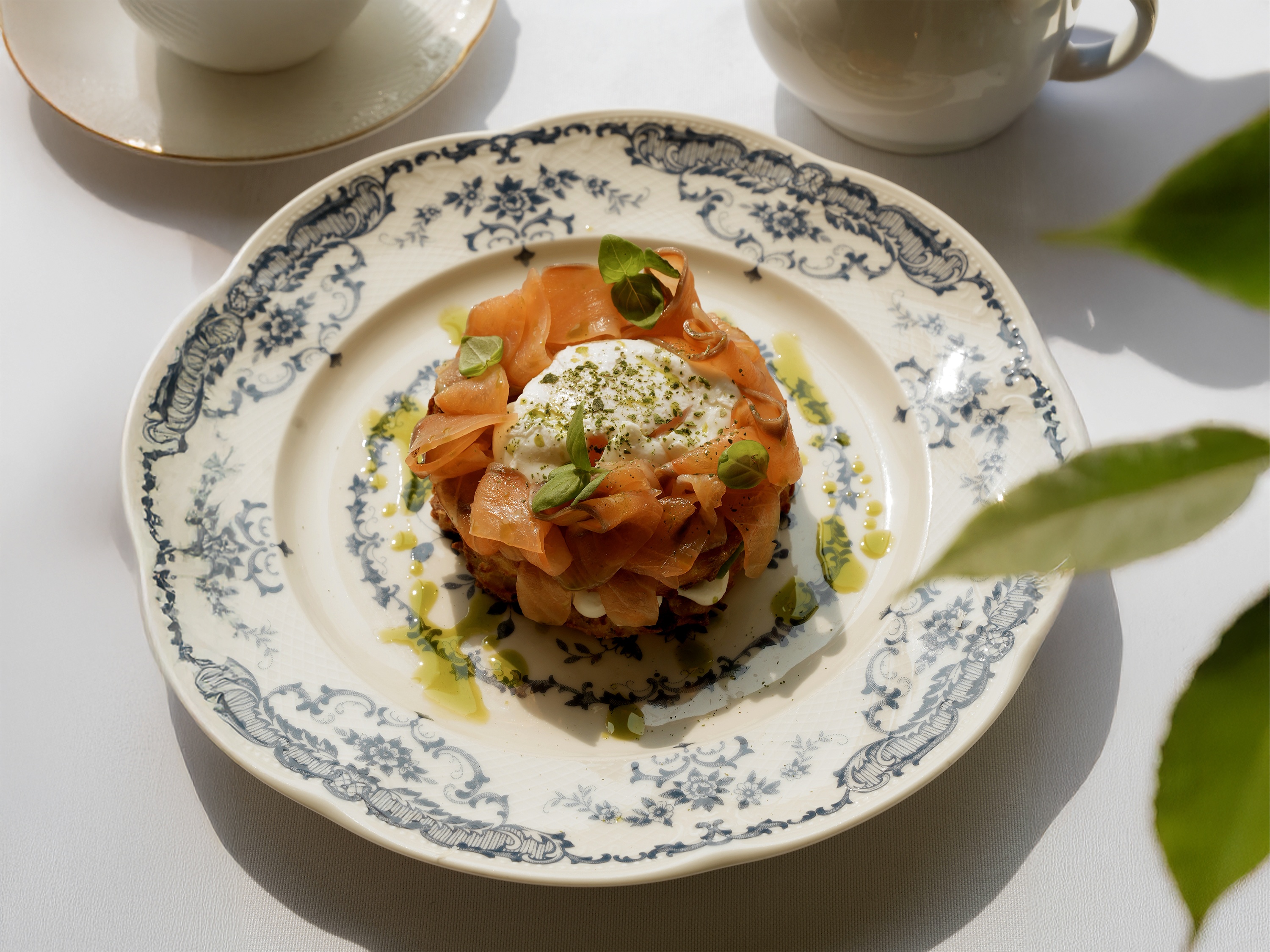 Картофельные драники с лососем и яйцом пашот