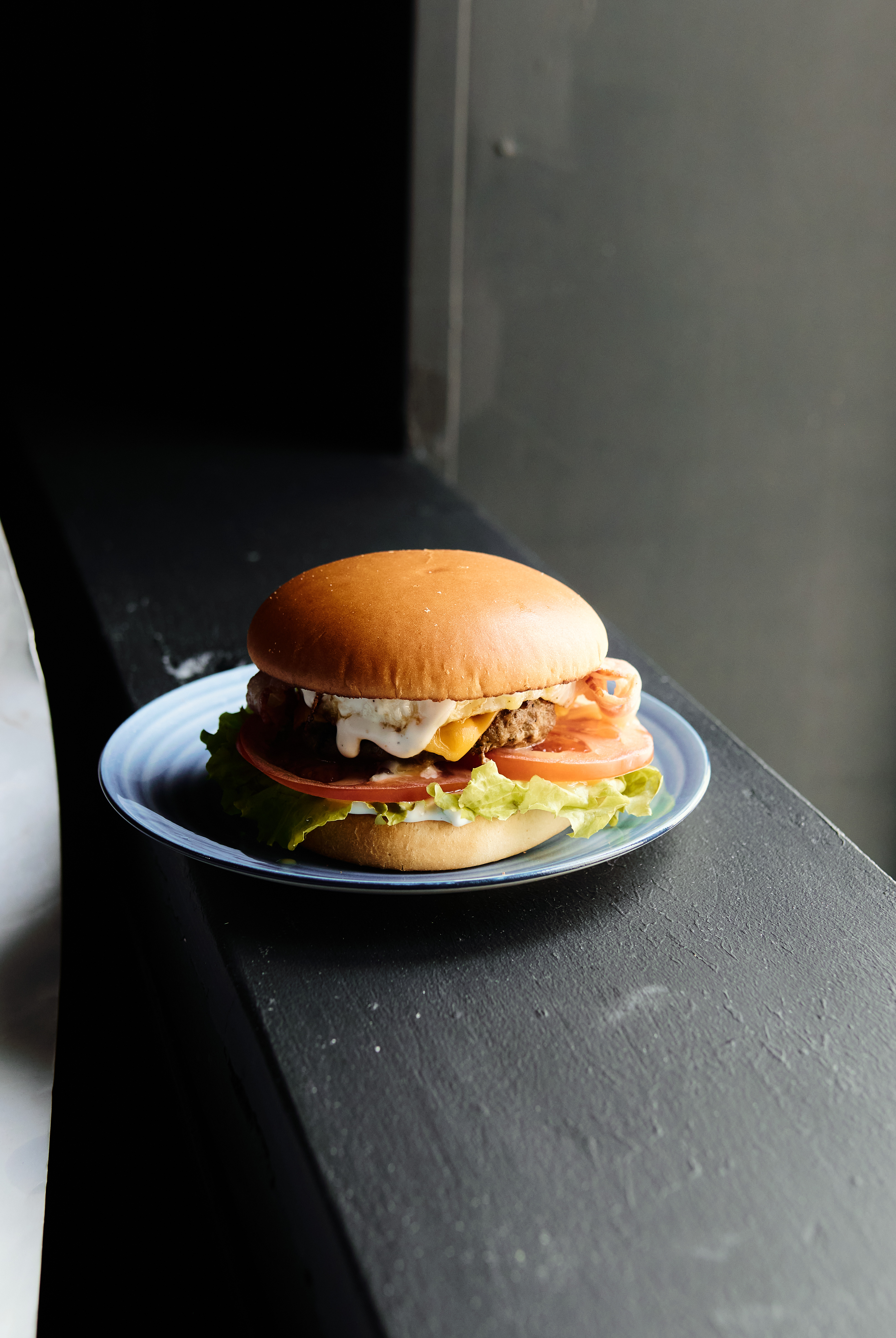 Бургер с яйцом и беконом