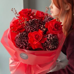 Букет с одноголовой хризантемой, французской розой и льном