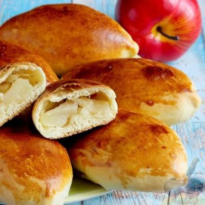 Пирожок с яблоком