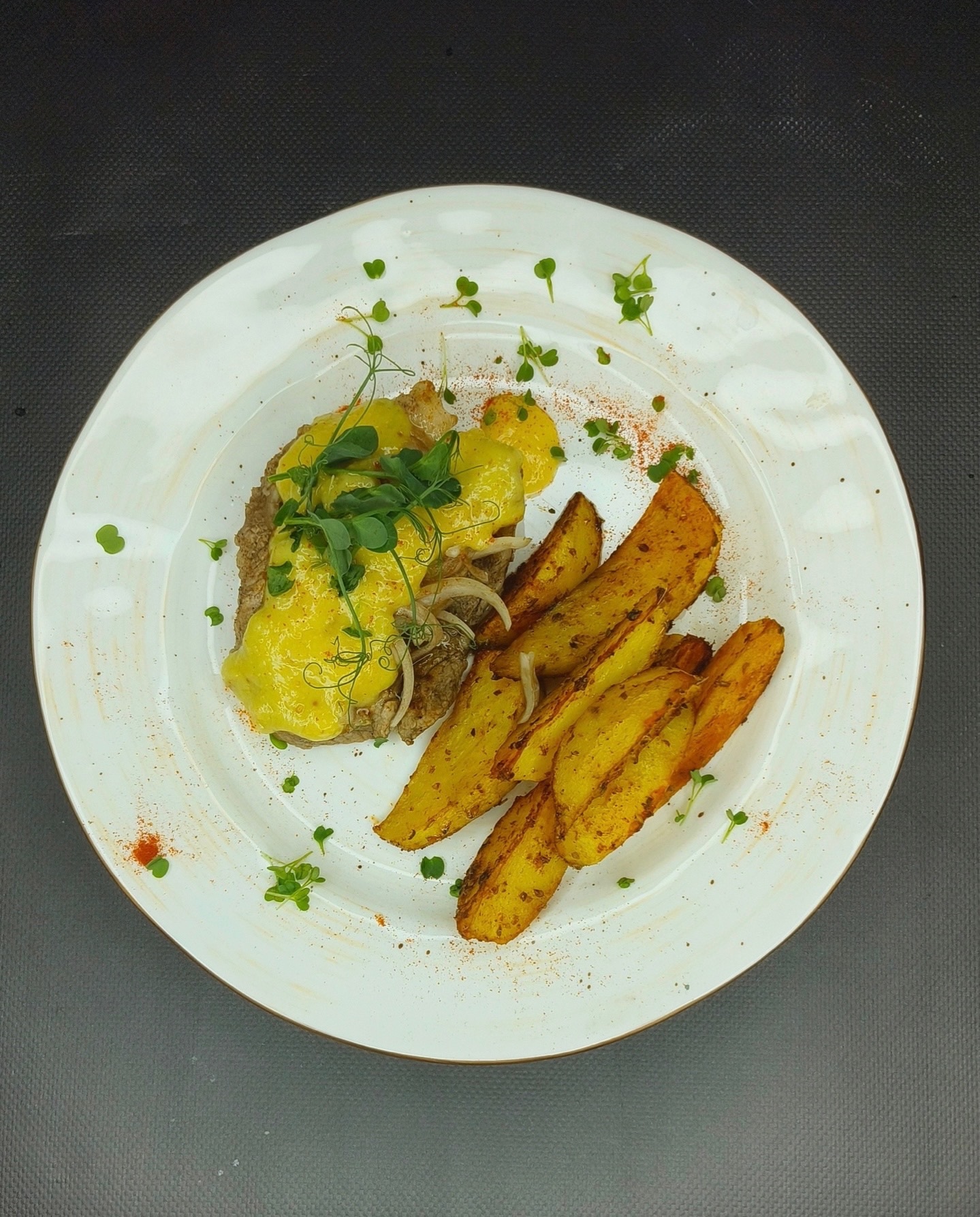 Свинина запеченная с луком и айдахо