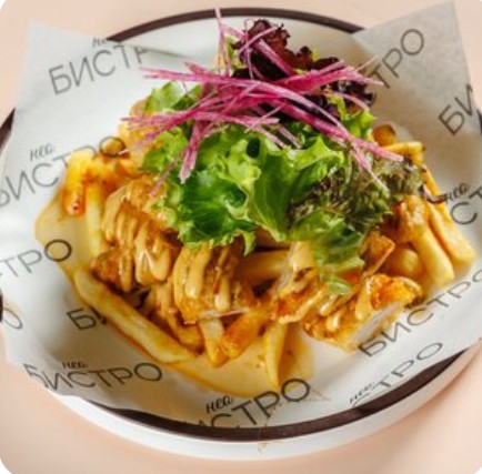 Фри с хрустящим цыпленком и пикантным кунжутным соусом