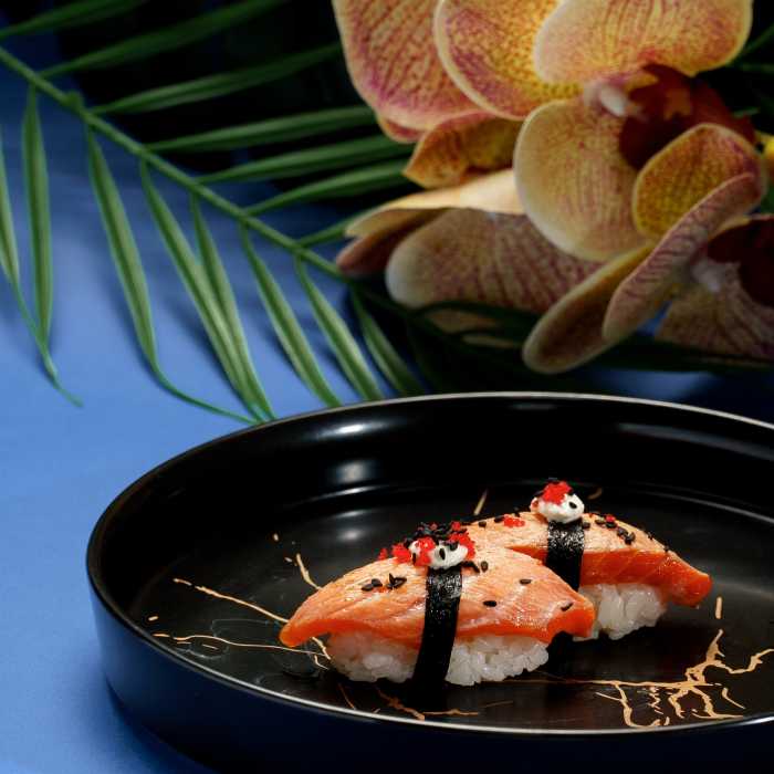 Суши с опалённым лососем 2шт