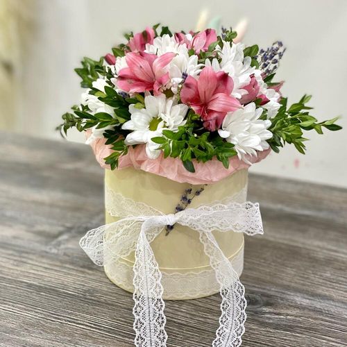 Букет цветов в коробке: ромашки, альстромерия, зелень (к1858)