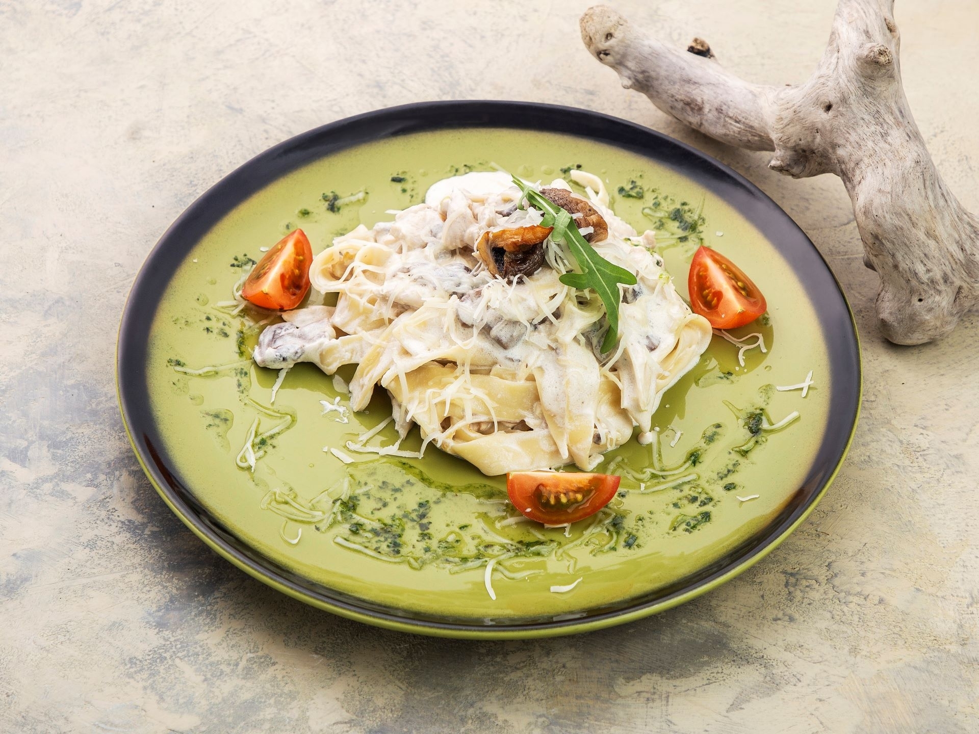 Феттуччине с курицей и грибами