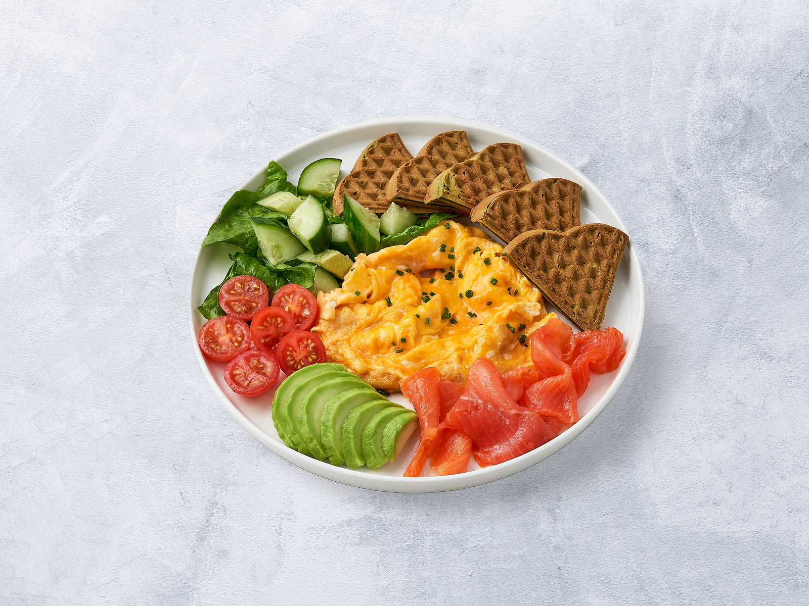 Норвежский завтрак с форелью и авокадо.