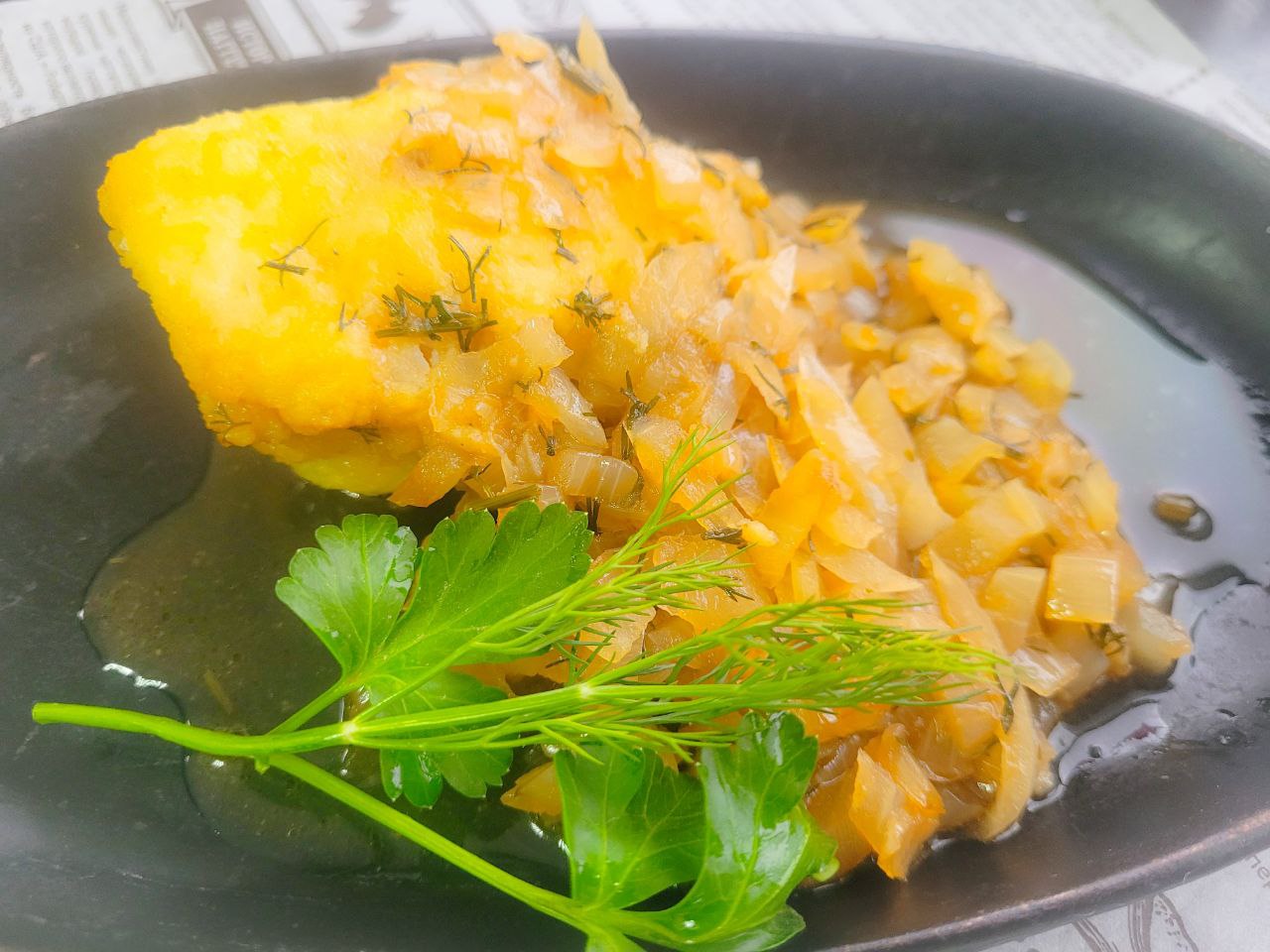 Жареный судак с томленым луком