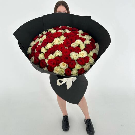 101 Роза большой букет бело красные