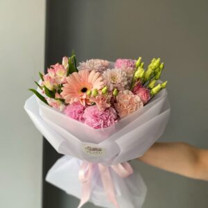 Букет с яркими акцентами и герберой