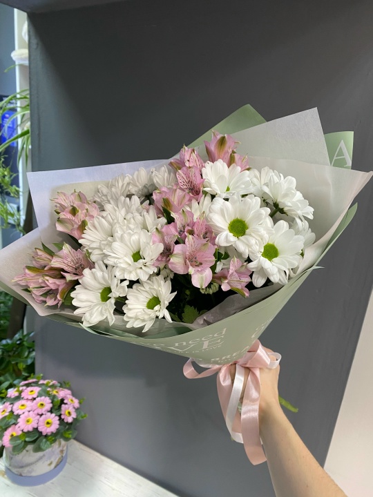 Букет из ромашек и альстромерий