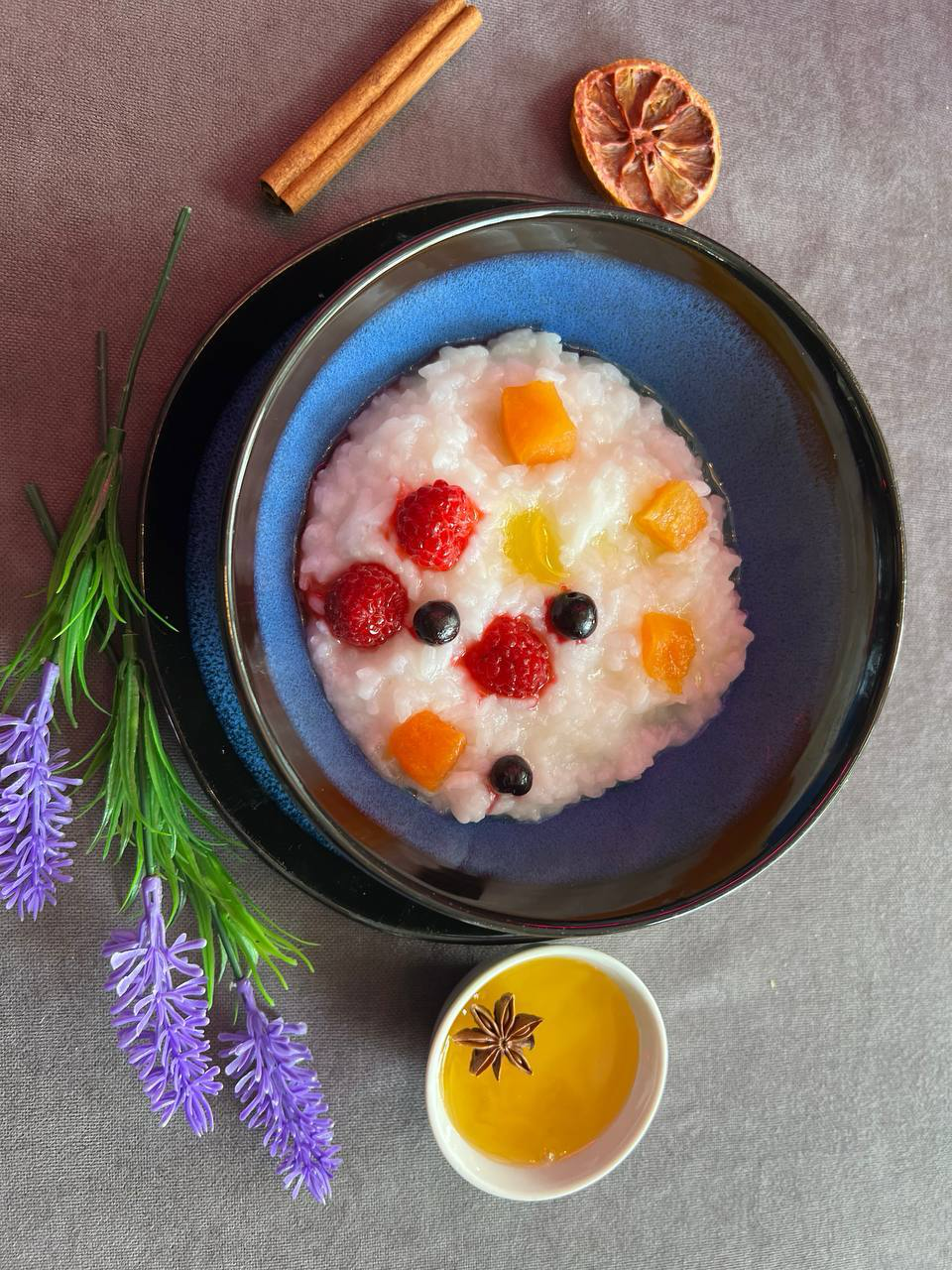 Каша рисовая с мёдом и фруктами