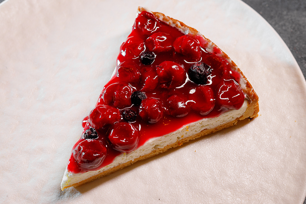 Тарт с вишней и черной смородиной