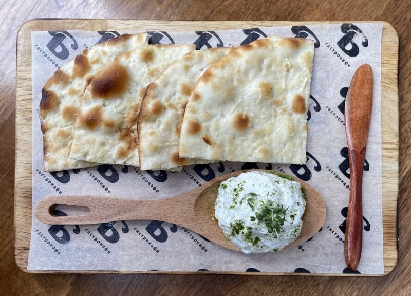 Паста из оливок с муссом фета и фокаччей