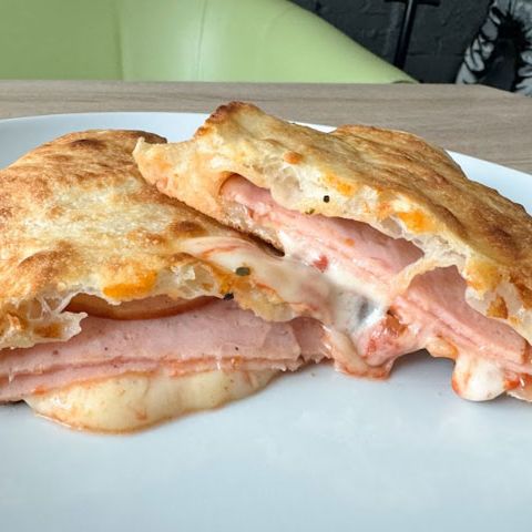 Кальцоне с ветчиной и сыром