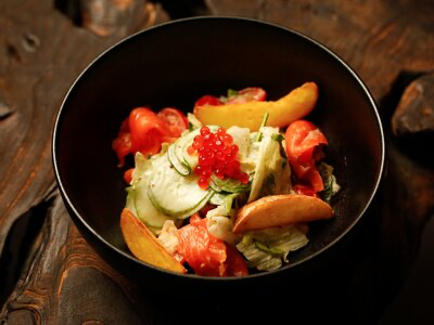 Салат с форелью и красной икрой