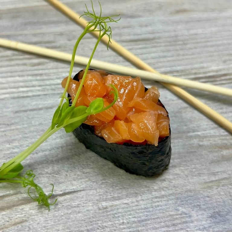 Гункан с лососем