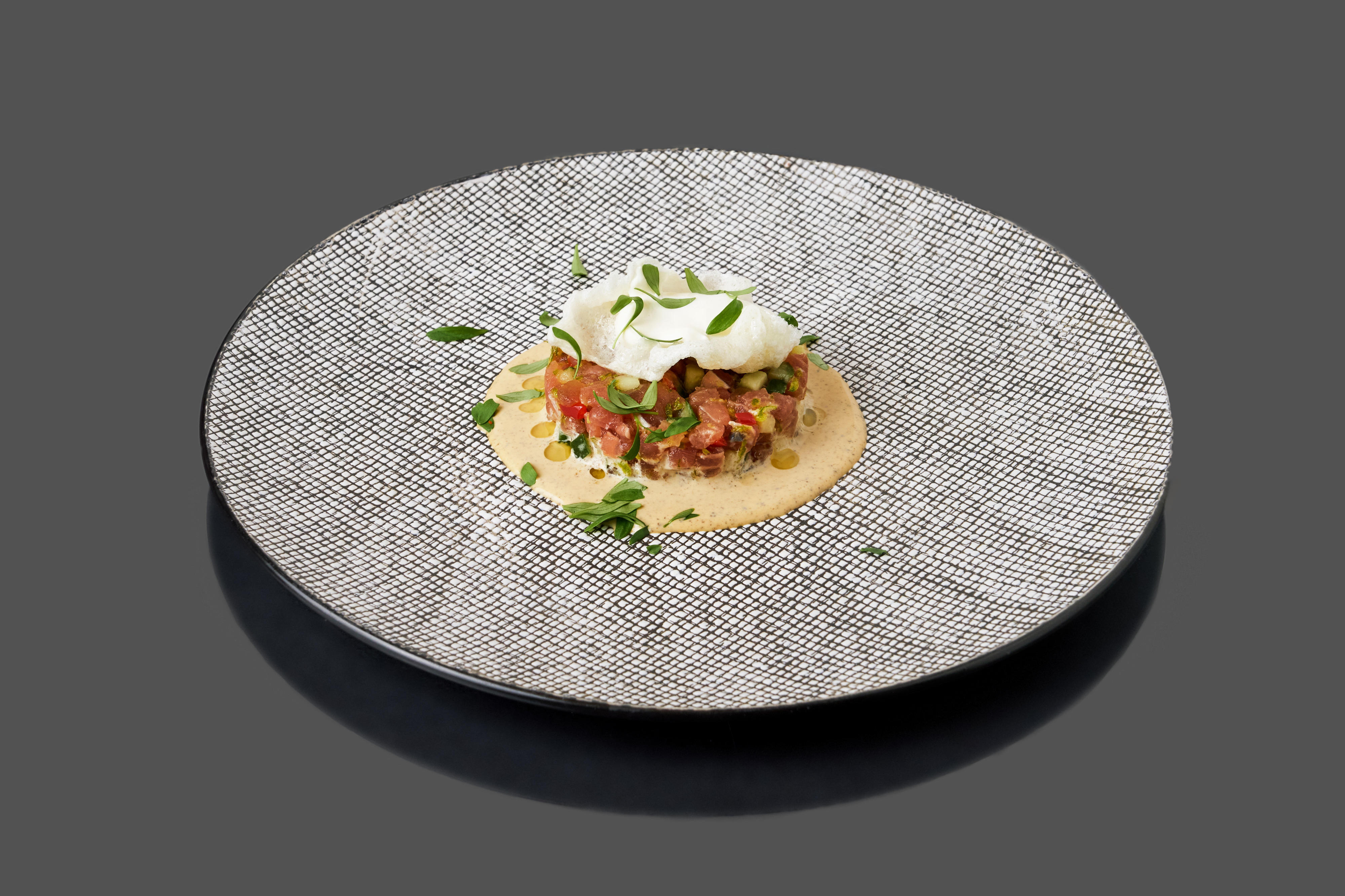 Тар тар из тунца с трюфельным соусом и эспумой из сыра фета