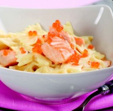 Фарфалле с лососем и икрой