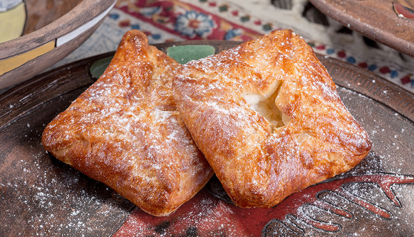 Слойка с яблоком и творогом 70 гр