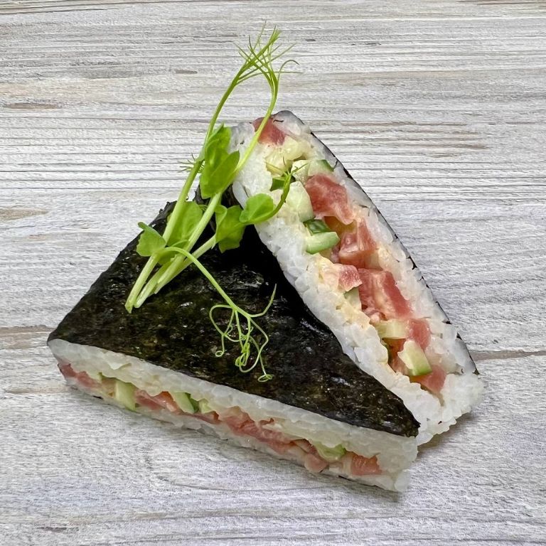 Онигири спайси С лососем