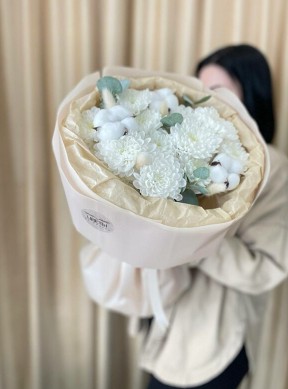 Букет из хризантемы с эвкалиптом