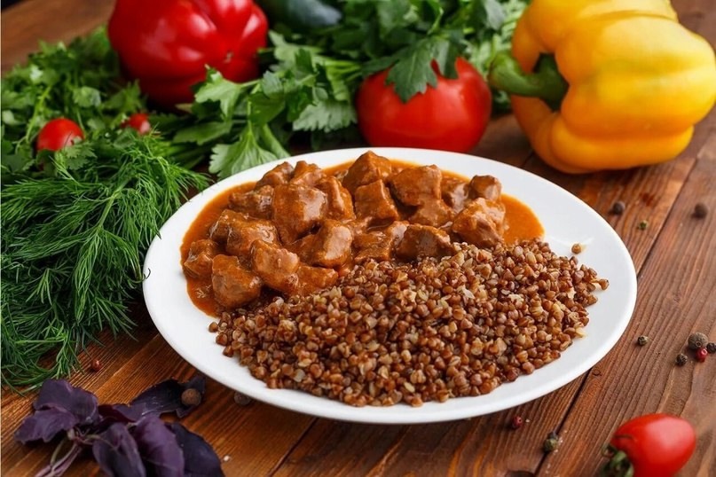 Гуляш из свинины с гречкой