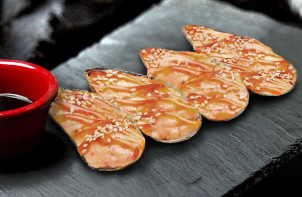 Мидии в створках (запеченные в соусе спайси)